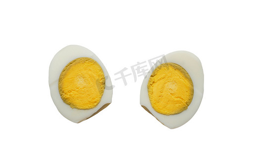 鸡煮熟的鸡蛋没有壳切，隔离在白色，鸡蛋的特写镜头。