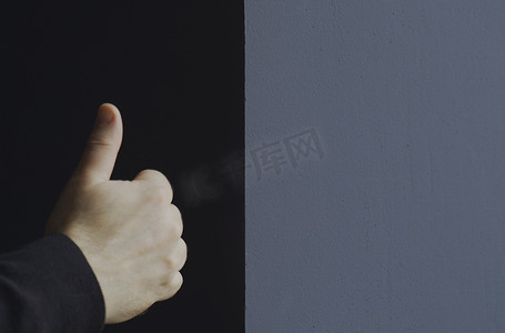 男性的手表示一个手势-非常适合文本、广告的可用空间。