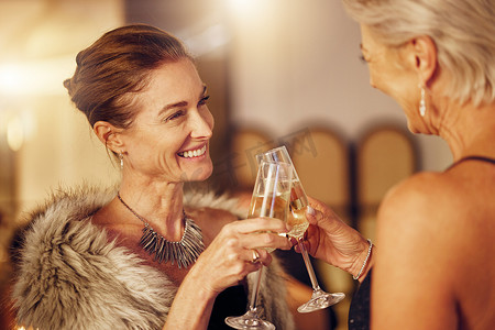 成功、女性或在派对上为目标干杯、在豪华社交活动中获胜或新年。