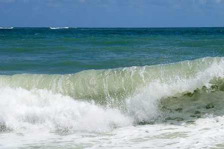 巨大的白色海浪冲击着海岸