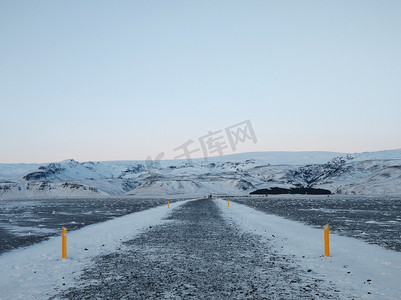 李白行路难其一摄影照片_冬季景观，荒凉的步行路穿过田野到达冰岛的海滩。