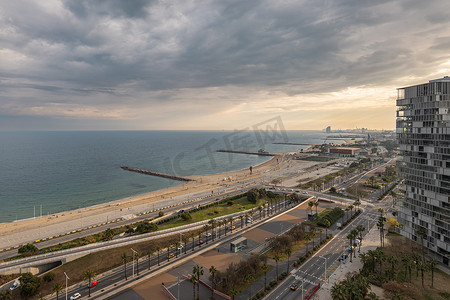 在温暖的夏日夜晚，从空中俯瞰巴塞罗那 Diagonal Mar. Llevant 和 Nova Mar Bella 海滩地区美丽的风景，基础设施发达，新建的高层建筑