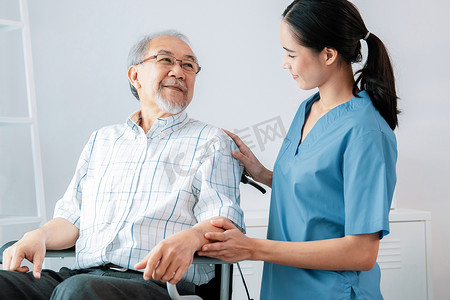 心满意足摄影照片_快乐积极的亚洲护士提供支持和感动心满意足的老人。