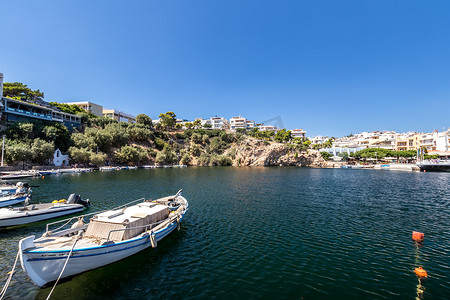 希腊圣尼古拉斯 - 2019年9月10日：Vulismeni湖，前景有船。