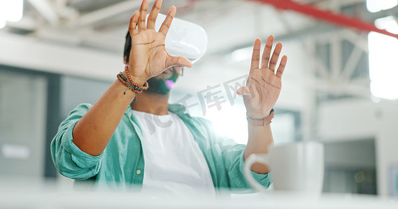 虚拟现实元宇宙、增强现实 VR 和黑人在网络仪表板、数字化转型或人工智能软件上工作。
