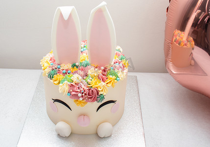 为孩子们准备的漂亮的粉色兔子蛋糕