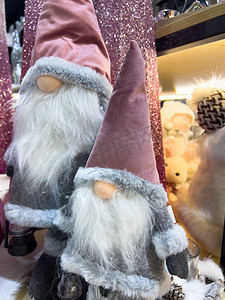 三个圣诞小侏儒戴粉色帽子的小矮人手机照片