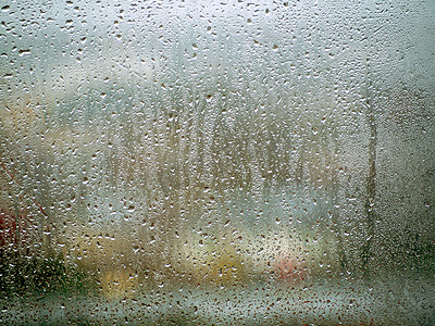 雨滴落在窗户上