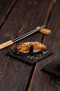 unagi摄影照片_日本寿司 unagi nigiri 寿司熏鳗鱼木制背景特写