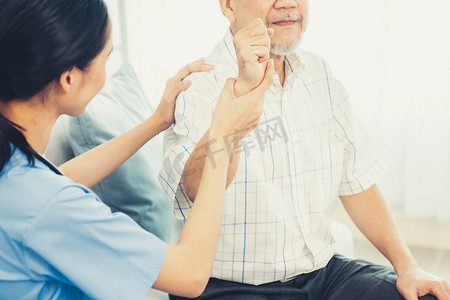 与老年患者一起工作的有爱心的年轻女医生满意的老年患者。