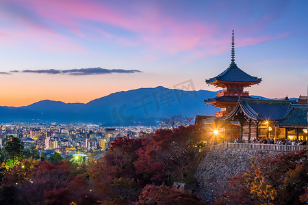 京都天际线和京都清水寺的秋色