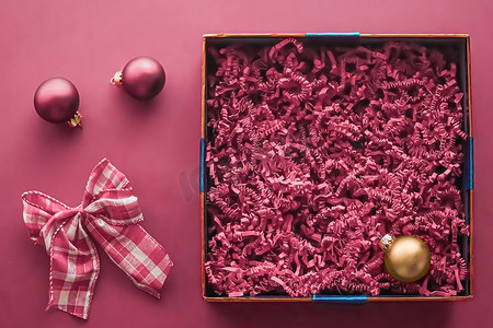 圣诞假期礼物和美容盒订阅套餐模型，用于豪华圣诞礼物或产品，空的开放式礼盒平铺在粉红色背景上，作为在线购物交付，平铺
