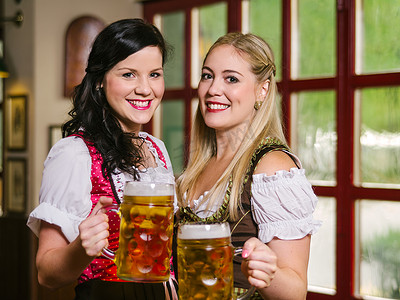 美丽的慕尼黑啤酒节女服务员用啤酒