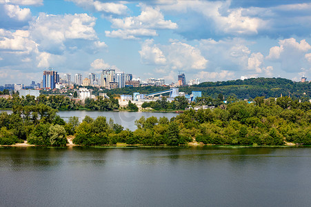 基辅美丽的城市景观，前景是第聂伯河和岛屿，地平线上是新的高层建筑。