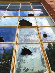 旧窗户，玻璃碎裂，复古外观