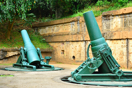 路人甲路人乙摄影照片_甲米地科雷希多岛炮台路迫击炮展示