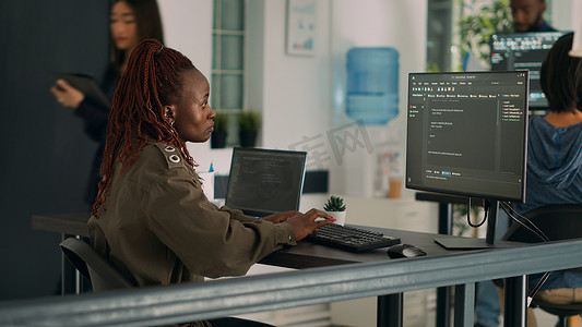 非裔美国编码员在计算机上编写编程语言