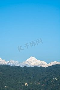 绿色山峰背景摄影照片_印度锡金北部的山峰