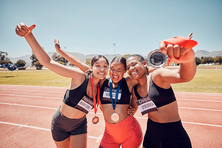奖牌、冠军和妇女在体育场进行体育、跑步和庆祝马拉松胜利。