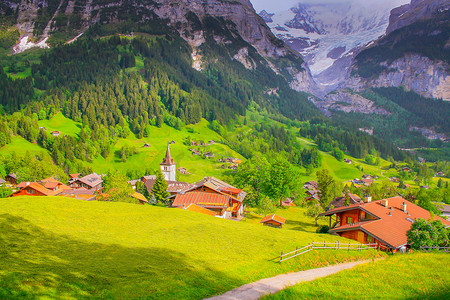 房屋山摄影照片_瑞士阿尔卑斯山伯尔尼州因特拉肯附近的格林德瓦高山村庄