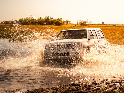 非洲博茨瓦纳乔贝国家公园的越野车在野外行驶时涉水