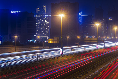 阿联酋迪拜 - 06.04.2021 夜间阿尔凯尔路上的光迹。