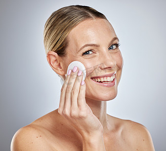 用于护肤美容、皮肤科清洁产品或面部痤疮治疗的女性、面部或棉垫。