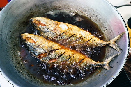 咸鱼在锅里用食用油煎炸，泰式食品概念
