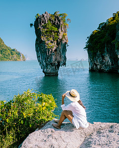 詹攀摄影照片_在泰国度假的女人，女孩参观泰国攀牙湾詹姆斯邦德岛