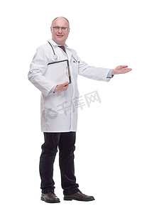 有剪贴板的合格的成熟医生。隔离在白色背景。
