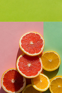 夏天夏季水果橘子摄影照片_创意背景由夏季热带水果、葡萄柚、橙色、橘子制成，背景柔和。