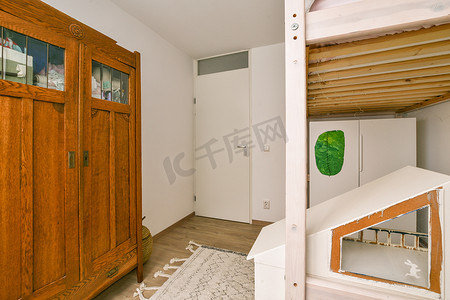 一间带木衣柜和楼梯的小房间