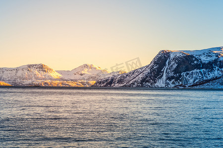 挪威雪山和特罗姆瑟附近的峡湾