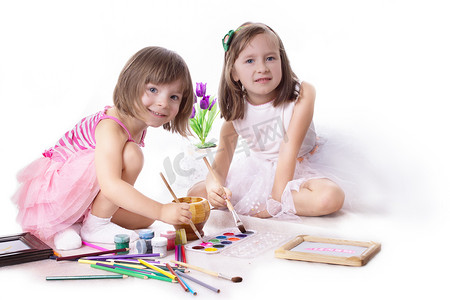 两个小女孩用颜料画画