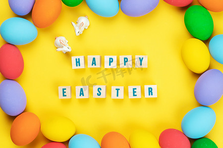 复活节小兔子，黄色 bac 上有装饰鸡蛋