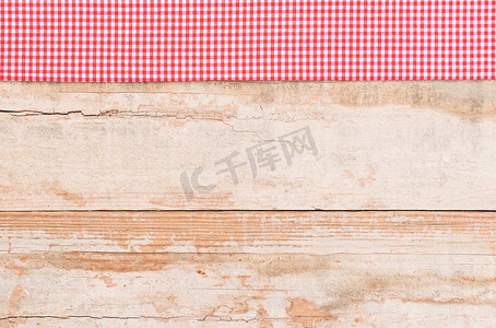 厨房桌面背景摄影照片_木桌面背景纹理，配有质朴的红色桌布