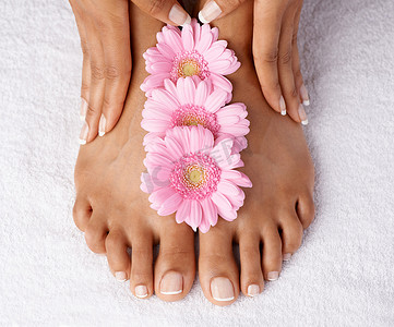 鲜花、美容和女人的手与脚、修指甲和修脚水疗护理放大指甲和健康的皮肤。