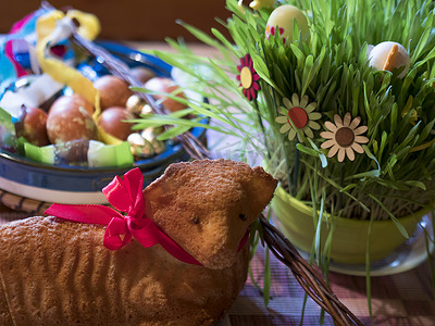 自制逾越节羔羊蛋糕和彩色彩绘复活节彩蛋和 Pomlazka - 传统的褪色柳编织鞭子和装饰的绿豆芽，有选择的焦点。
