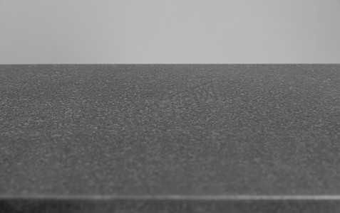灰色墙壁背景上背景复制空间的金属灰色桌面
