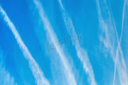 蓝天白云背景下飞机的痕迹
