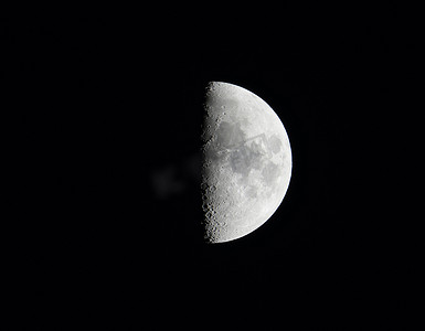 月亮上摄影照片_黑色夜空背景上有陨石坑的月亮的高质量照片。