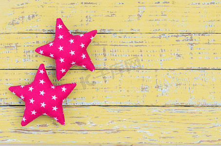 黄色的星星装饰摄影照片_质朴木材上的星星装饰