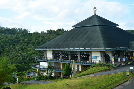 菲律宾黎刹塔奈的里贾纳·里卡·罗萨里教堂正面