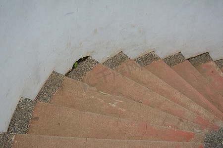 上下楼梯摄影照片_室外混凝土楼梯可供上下行走