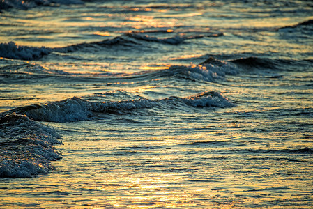 波罗的海的冲浪与早晨的阳光