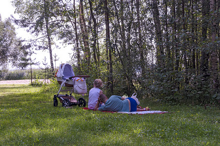 一家人在树荫下呼吸新鲜空气休息，