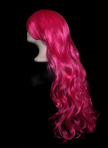 人体模型上的长粉色漫画风格假发