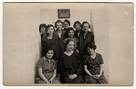 学校走廊摄影照片_老式照片显示，一群女孩（同学）和导师一起在学校走廊里，1927 年在霍多宁。