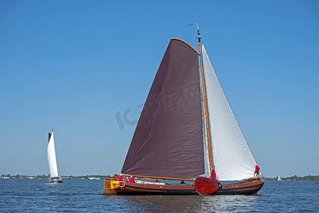 传统弗里斯兰木制帆船参加年度比赛