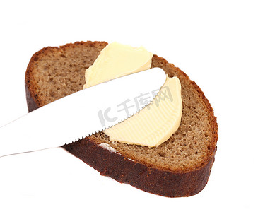 在黑面包上涂黄油刀。